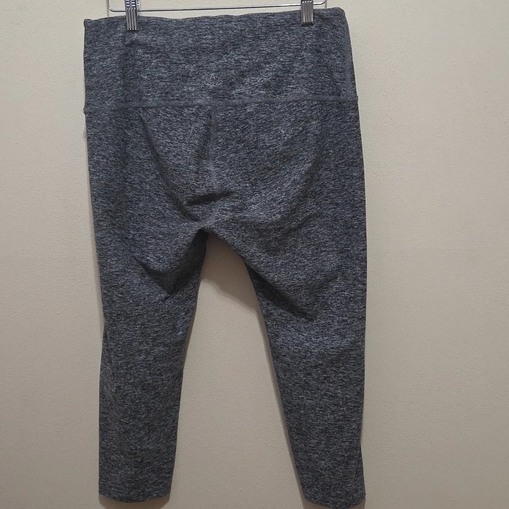 Beyond Yoga Heather Grey High Waisted Cropped Capri Leggings Size 1X - Picture 2 of 12
